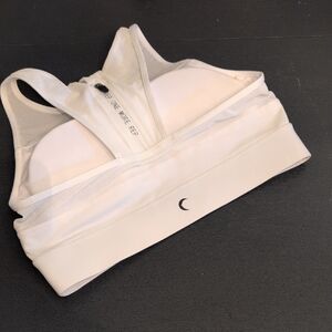 ZYIA White Sports Bra with Scoop Neck and Stretch Fabric